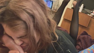 Bo'g'iz bo'shlig'i, yirtilgan külotlu çoraplar va yirtilgan poshnalar bilan tanishish yoqimli